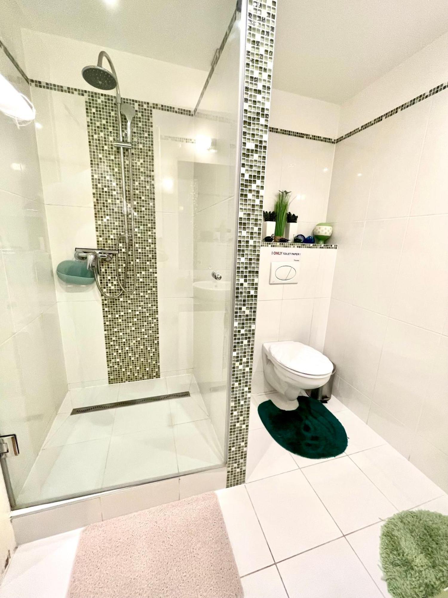 Green Pearl Apartment At St Stephen' S Basilica Budapest Bagian luar foto
